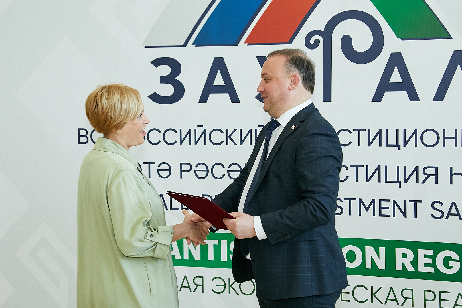 Вручение наград и подписание соглашений